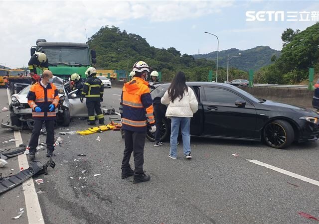 台灣新聞通訊社-開車撿手機闖大禍！聯結車4連撞「2人出血性休克死亡」運將下場曝光