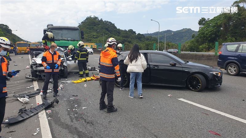 台灣新聞通訊社-開車撿手機闖大禍！聯結車4連撞「2人出血性休克死亡」運將下場曝光
