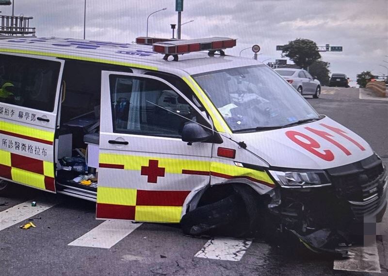 台灣新聞通訊社-救護車出勤紅燈直行「瑞典坦克」右側竄出撞…車頭凹陷全毀　釀5人傷