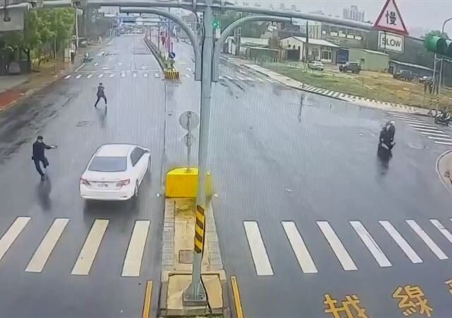 台灣新聞通訊社-中壢街頭槍響！小客車掛變造車牌拒檢、逆向衝撞　警開12槍攔阻畫面曝