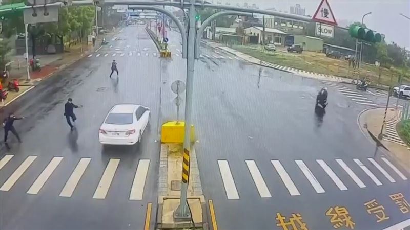 台灣新聞通訊社-中壢街頭槍響！小客車掛變造車牌拒檢、逆向衝撞　警開12槍攔阻畫面曝