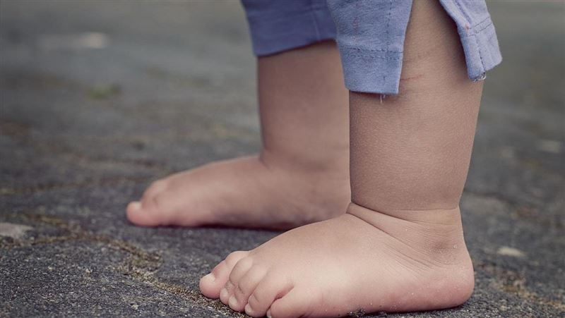 台灣新聞通訊社-嘉義男童才1歲8個月大「離奇猝死」媽媽猛按CPR急送醫…卻沒能救回他