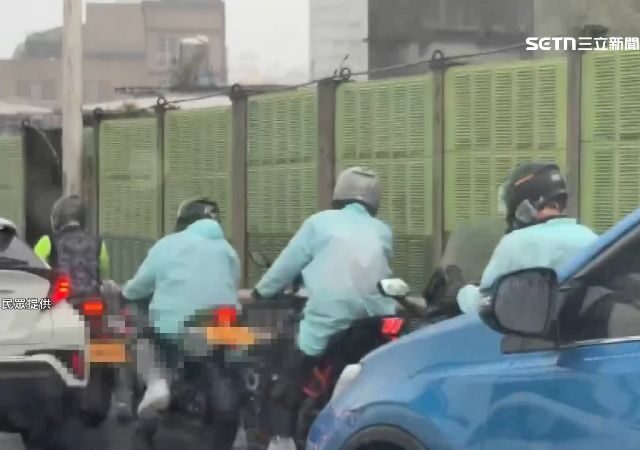 台灣新聞通訊社-「重機車隊」闖高速公路！穿梭壅塞車陣民眾嚇壞