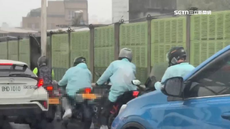 台灣新聞通訊社-「重機車隊」闖高速公路！穿梭壅塞車陣民眾嚇壞