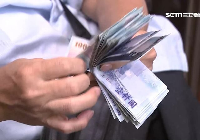 台灣新聞通訊社-年終獎金僅0.5個月！銀行正妹收到明細傻眼　眾人揭殘酷真相