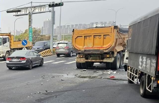 台灣新聞通訊社-車流尖峰猛力碰撞！砂石車「頭對頭相撞」貨車　駕駛受傷鮮血直流急送醫