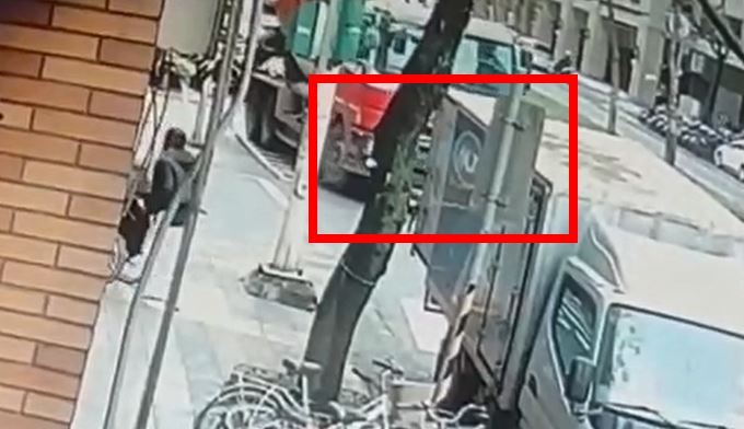 台灣新聞通訊社-驚悚畫面曝光！水泥車駕駛綠燈起步未注意　單車女遭輾斃爆頭亡