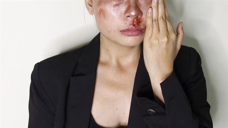 台灣新聞通訊社-拿狗屎抹妻臉…法官認證：足引起精神痛苦！家暴尪漠視保護令下場曝光