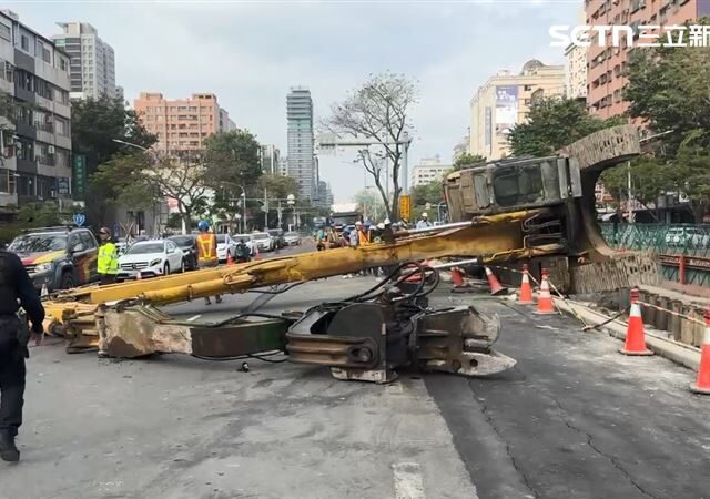 台灣新聞通訊社-快訊／驚悚！高雄工地打樁機「翻了」就差一步波及路過人車
