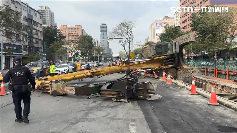 台灣新聞通訊社-快訊／驚悚！高雄工地打樁機「翻了」就差一步波及路過人車