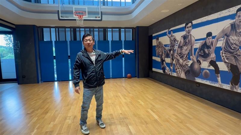 台灣新聞通訊社-謝典霖開箱豪宅藏1黑幕！王婉諭嗆「籃球界毒瘤」：理事長更在意啦啦隊