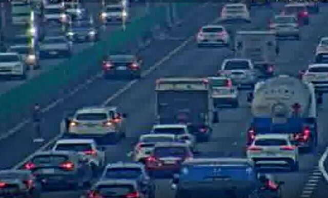 台灣新聞通訊社-快訊／上班注意！國道事故3車追撞占1道、回堵7公里…時速低於20