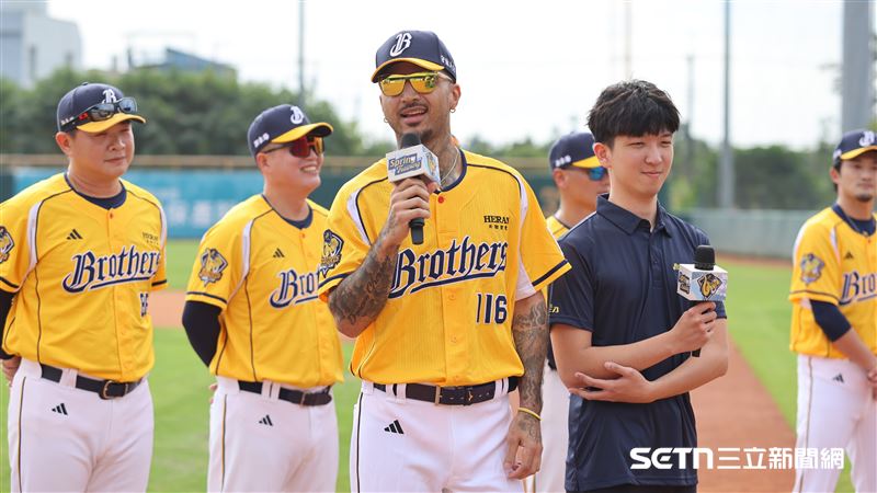 台灣新聞通訊社-中職／聽聞叔叔是「建仔殺手」好吃驚　兄弟外籍教練：看到王建民像明星