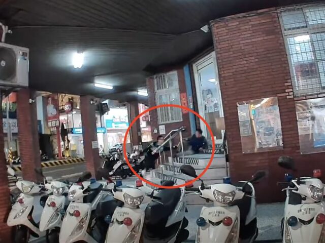 台灣新聞通訊社-派出所前隨機亂砍！養生館員工失戀突抓狂　持「足療刀」傷2路人