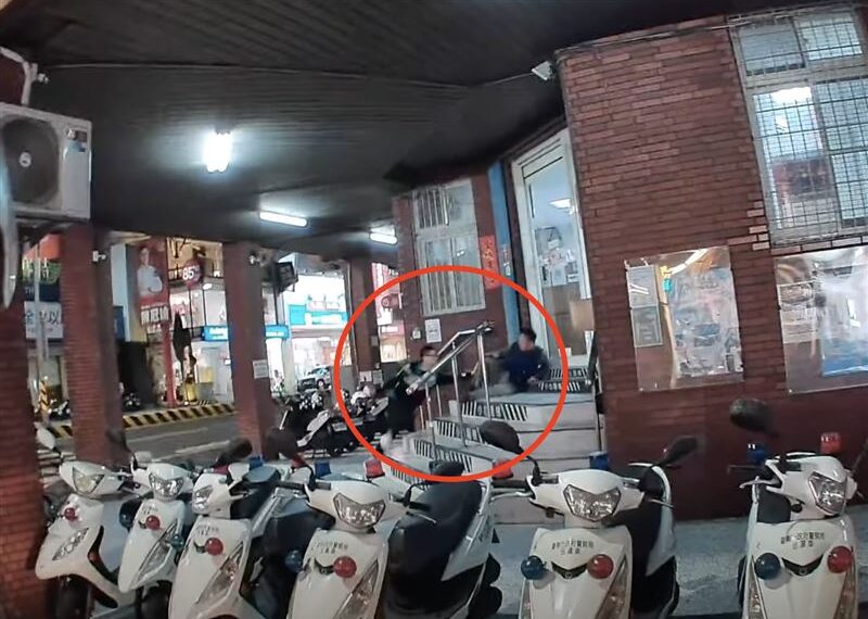 台灣新聞通訊社-派出所前隨機亂砍！養生館員工失戀突抓狂　持「足療刀」傷2路人