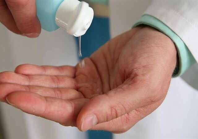 台灣新聞通訊社-餞別離職女員工…牙醫診所院長把她擁入懷中！摘罩強吻噁喊：再放肆點