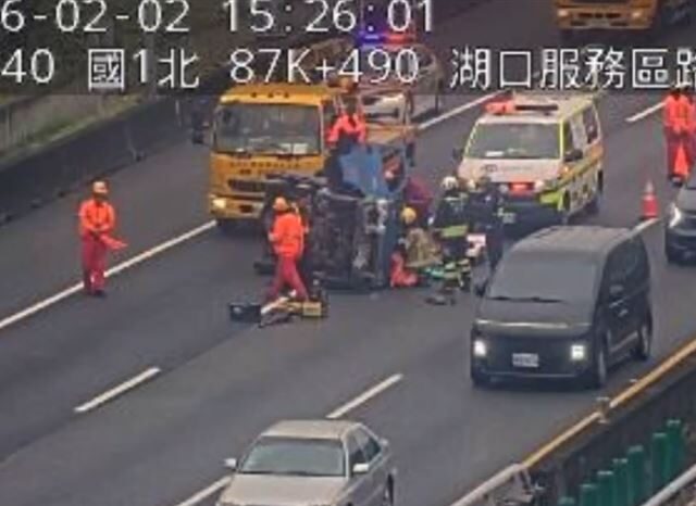 台灣新聞通訊社-快訊／現場畫面曝光！國1湖口貨車「自撞護欄」噴車道翻覆　駕駛送醫