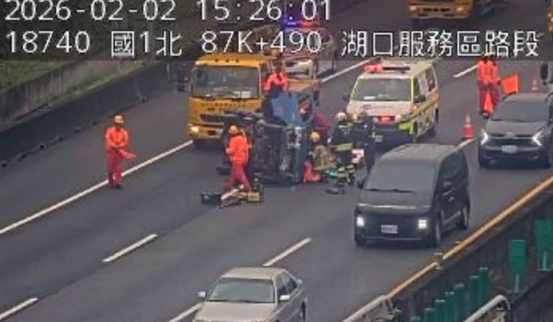 台灣新聞通訊社-快訊／現場畫面曝光！國1湖口貨車「自撞護欄」噴車道翻覆　駕駛送醫
