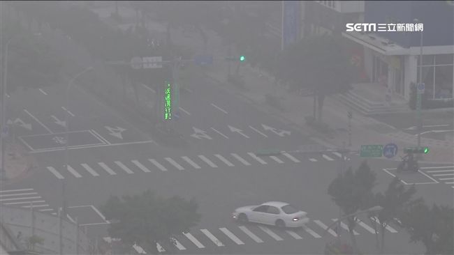台灣新聞通訊社-下班快戴口罩!境外空污移入「全台變色」 南部連5天亮橘燈
