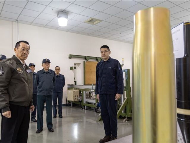 台灣新聞通訊社-強化國防自主！顧立雄春節前視導砲彈生產、贈慰問金慰勉官兵