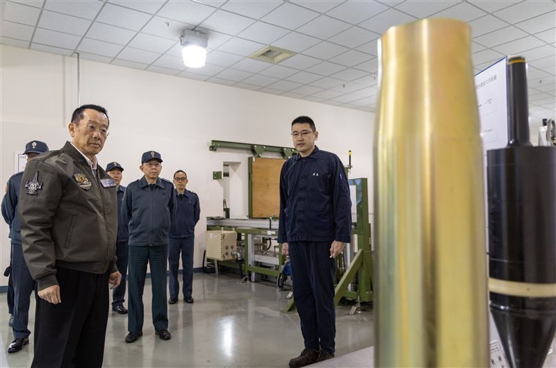 台灣新聞通訊社-強化國防自主！顧立雄春節前視導砲彈生產、贈慰問金慰勉官兵