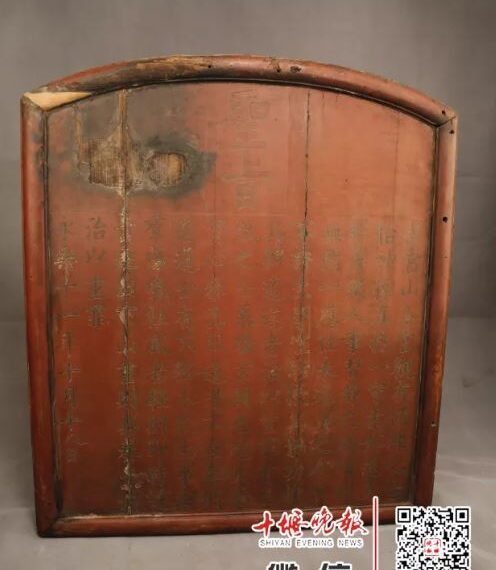 台灣新聞通訊社-家中木牌擦掉灰塵！驚見「聖旨」2字　專家嚇瘋：600年前這位皇帝頒的