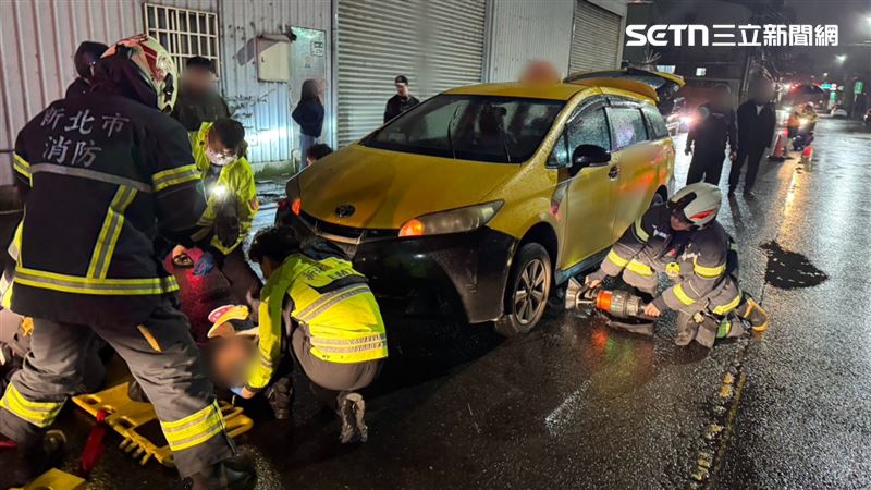 台灣新聞通訊社-醉漢路倒被撞…卡小黃車底「手腕骨折」險遭輾斃！人急送醫撿回一命