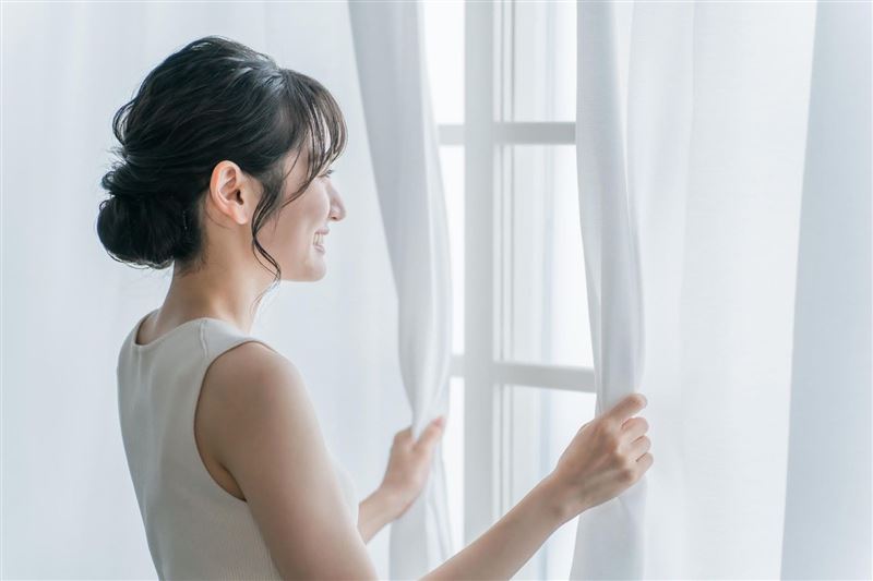 台灣新聞通訊社-有夠髒！拆洗窗簾「泡出1桶墨汁」　家事達人教2秘訣：不洗會更快壞