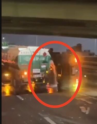 台灣新聞通訊社-快訊／國1嚴重事故！聯結車撞油罐車「不明液體」如湧泉狂噴　南下封閉