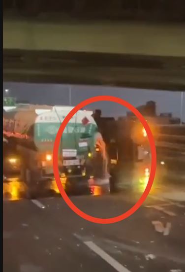台灣新聞通訊社-快訊／國1嚴重事故！聯結車撞油罐車「不明液體」如湧泉狂噴　南下封閉