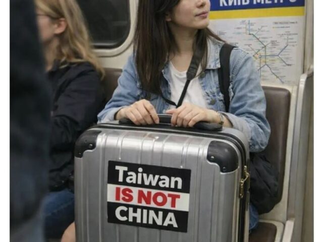 台灣新聞通訊社-別被騙！烏克蘭地鐵行李箱貼「Taiwan is NOT CHINA」？事實查核：AI圖