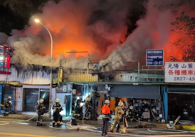 台灣新聞通訊社-快訊／北投鐵皮倉庫大火！濃煙火舌狂竄　動員75名消防灌救