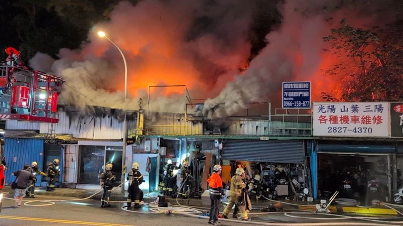 台灣新聞通訊社-快訊／北投鐵皮倉庫大火！濃煙火舌狂竄　動員75名消防灌救
