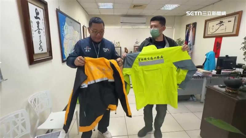 台灣新聞通訊社-買到縣府工務處雨衣　網友戲稱「恭喜變公務員」