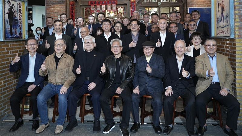 台灣新聞通訊社-兆元宴受注目！黃仁勳多次離席到店外喊5字　粉絲驚喜：太親民