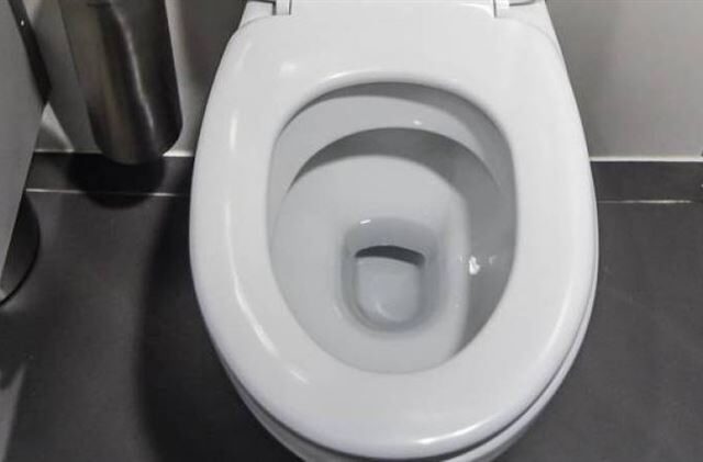 台灣新聞通訊社-上班躲廁所！單月11次「最長6小時」遭解雇　他扯1理由遭法官打臉