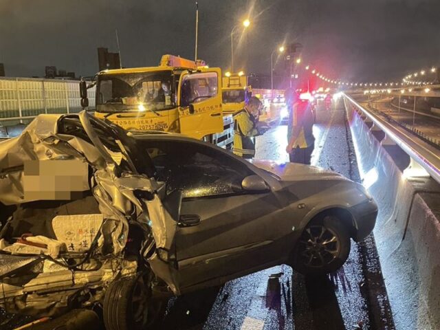 台灣新聞通訊社-險魂斷國道！2車事故拖吊車才到…20歲男「開輔駕」又撞釀3傷　畫面曝