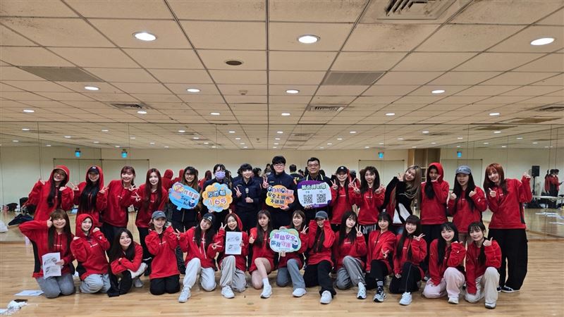 台灣新聞通訊社-新北婦幼隊二度攜手「小龍女」　實境揭性騷跟蹤手法共築安全職場