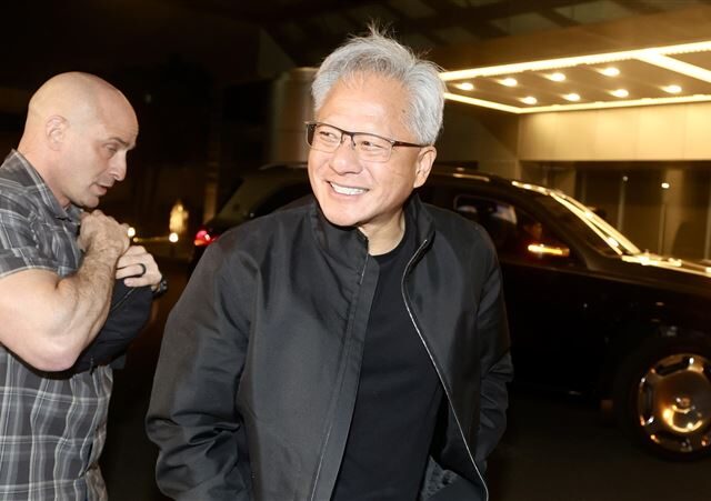 台灣新聞通訊社-結束5天訪台！黃仁勳離開前拋驚喜　將在台開設大型據點積極擴張