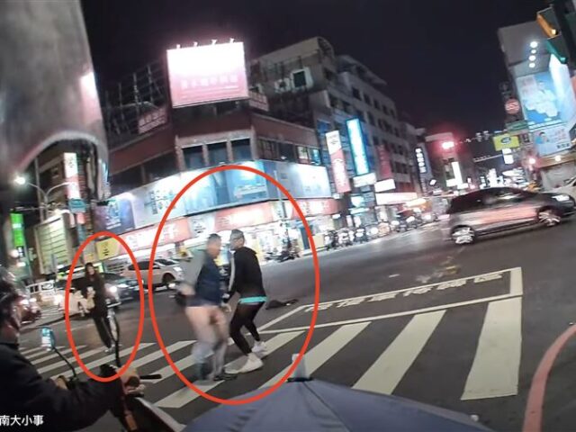 台灣新聞通訊社-快訊／台南失戀男殺紅眼！「足療刀狂刺」男路人　驚悚第一視角曝光