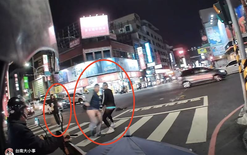 台灣新聞通訊社-快訊／台南失戀男殺紅眼！「足療刀狂刺」男路人　驚悚第一視角曝光