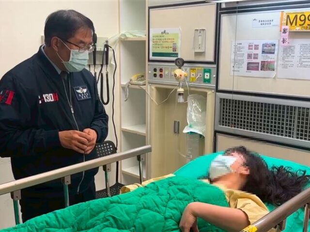 台灣新聞通訊社-台南深夜驚魂！足療師持刀追砍路人至派出所　黃偉哲公布影像