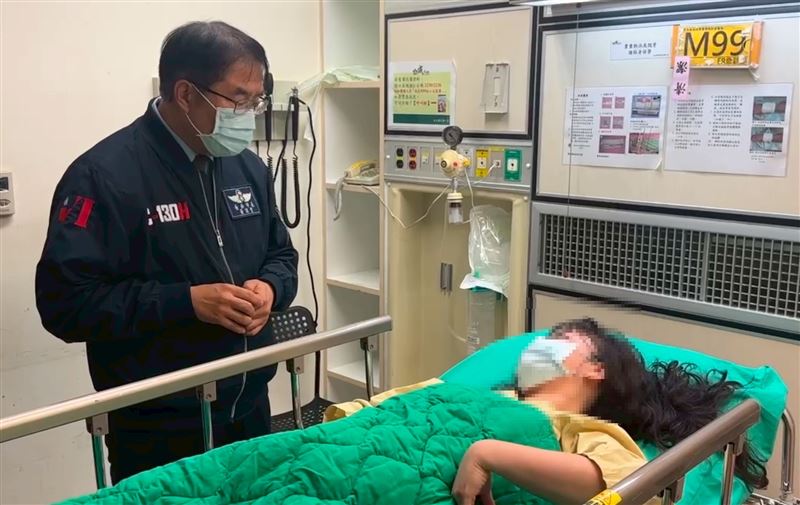 台灣新聞通訊社-台南深夜驚魂!足療師持刀追砍路人至派出所 黃偉哲公布影像