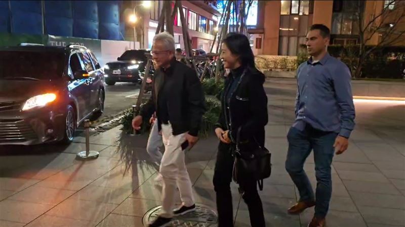 台灣新聞通訊社-張忠謀坐輪椅見黃仁勳！藍白草酸「有錢又怎樣？」　許美華轟：愚蠢