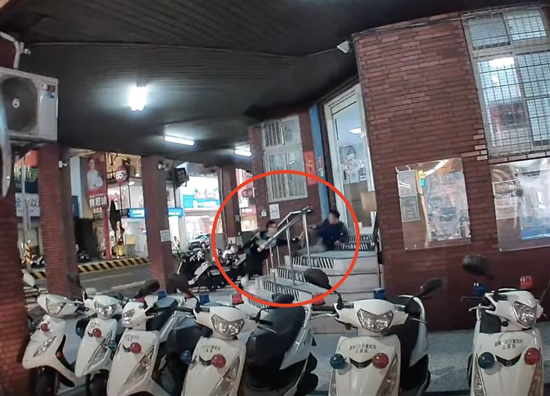 台灣新聞通訊社-足療師「提早3小時下班」警所前瘋狂追砍路人 行兇動機疑為了「這件事」