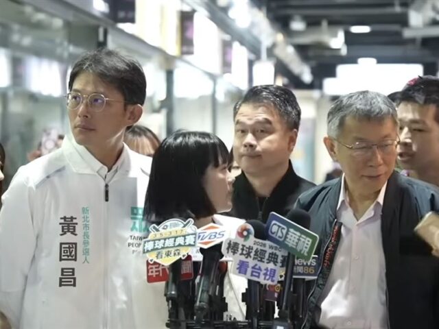 台灣新聞通訊社-卸任前衝康柯文哲？黃國昌「使眼色」被拍到　網驚：背骨仔太明顯