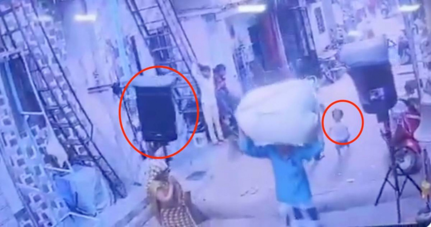 台灣新聞通訊社-死神招手！印度3歲女童路過「遭倒塌音箱壓死」　驚悚影片曝光