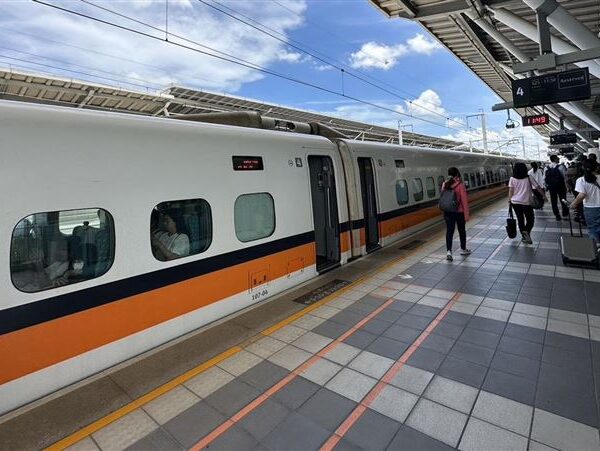 台灣新聞通訊社-高鐵插隊搶自由座！白衣男替女友卡位爆是牙醫　IG急發聲、黑歷史曝光