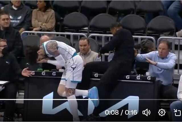 台灣新聞通訊社-NBA／「球三弟」鮑爾救球撞上教練　黃蜂落後22分逆轉！7連勝平隊史紀錄