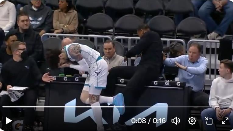 台灣新聞通訊社-NBA／「球三弟」鮑爾救球撞上教練　黃蜂落後22分逆轉！7連勝平隊史紀錄